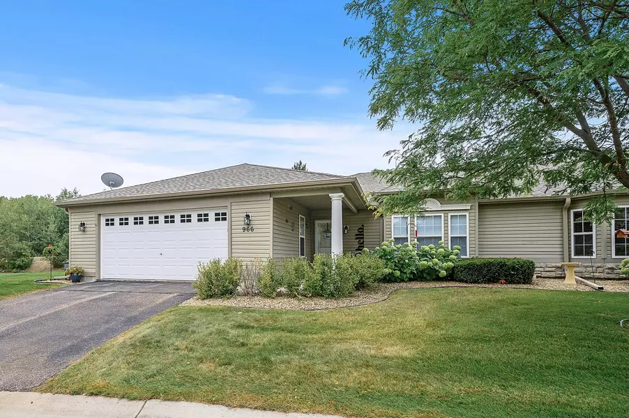 966 Carriage Hills DR, Chaska, MN 55318