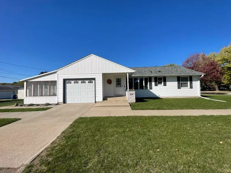304 S Maple ST, La Crescent, MN 55947