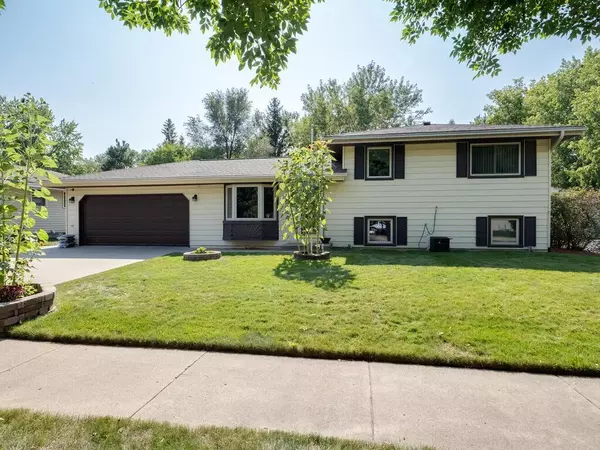 832 Blackoaks LN, Anoka, MN 55303