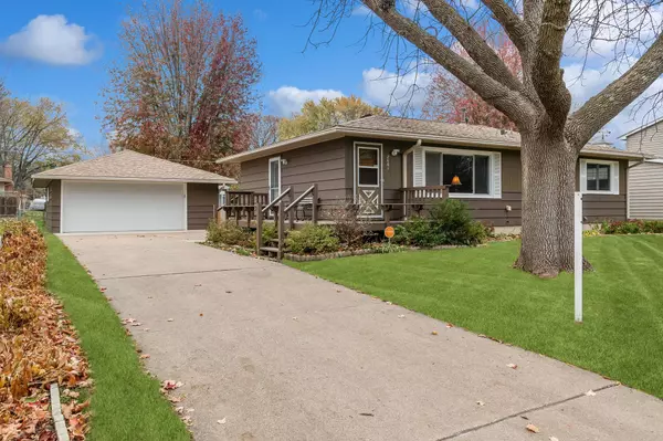 2061 Garnet LN, Eagan, MN 55122