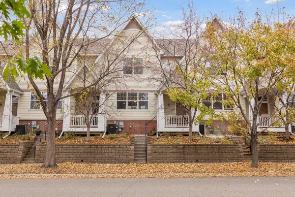 1651 Arona ST, Falcon Heights, MN 55108