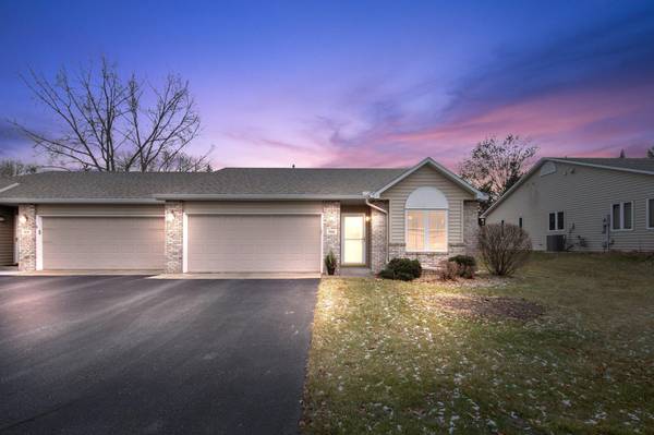 906 Evergreen CT,  Vadnais Heights,  MN 55127