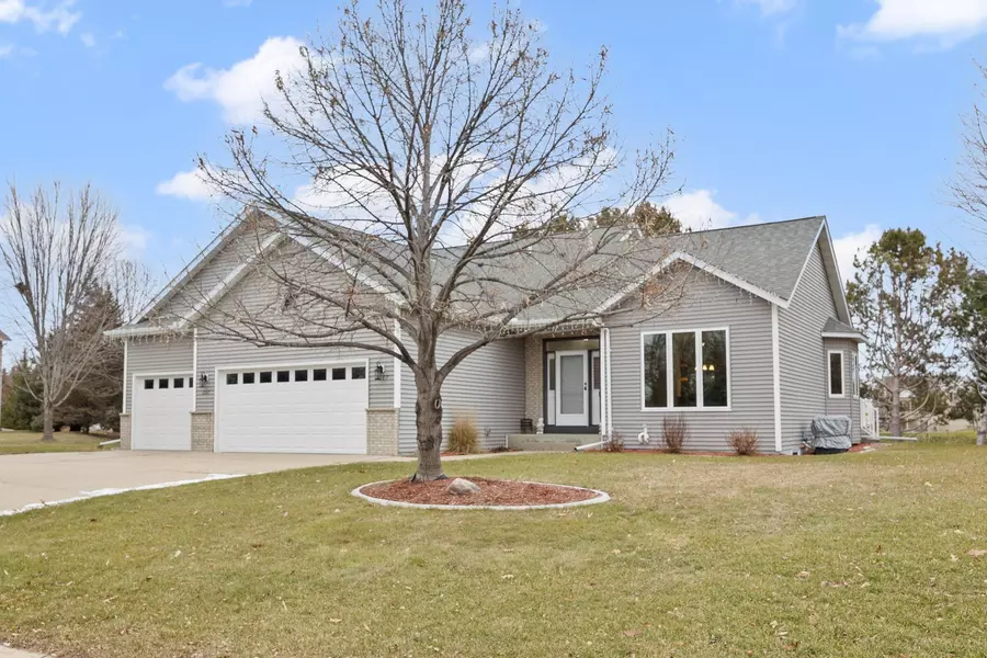 1267 Birdie CIR NW, Hutchinson, MN 55350