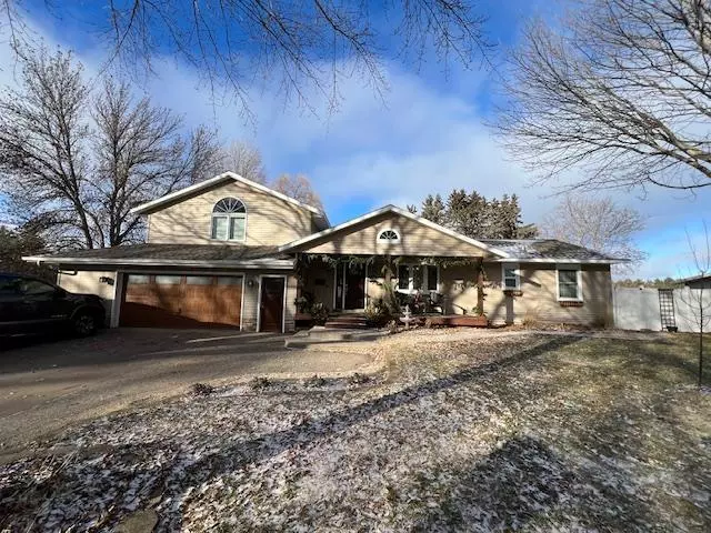 605 N Crescent LN, Litchfield, MN 55355