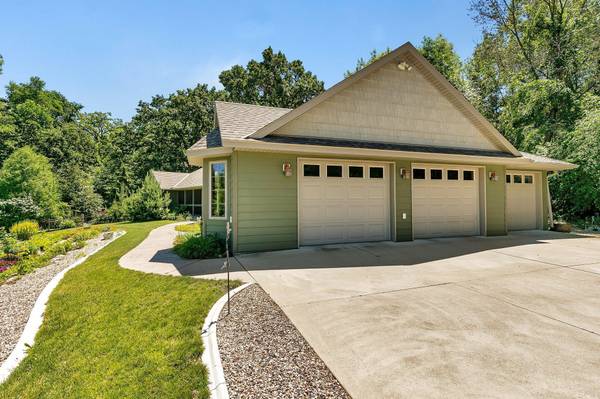 136 Rolling Oaks LN,  Darwin,  MN 55324