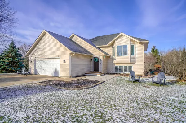 742 Oriole LN, Hudson, WI 54016