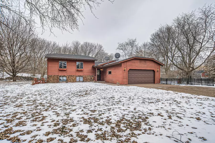 313 Edgewood DR, Hudson Twp, WI 54016