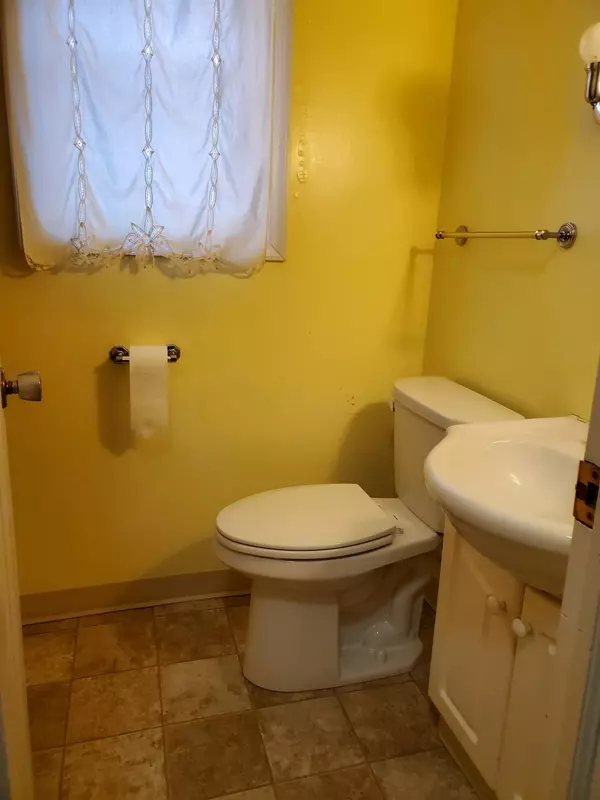 Crookston, MN 56716,726 S Front ST