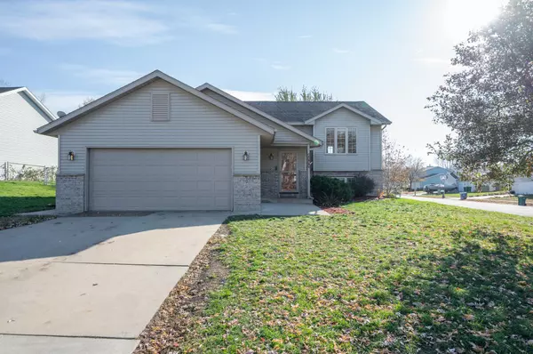 4464 Surrey LN NW, Rochester, MN 55901