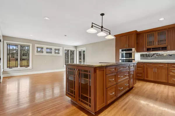 Edina, MN 55435,7116 Heatherton TRL