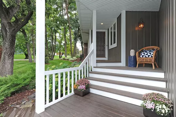 2001 Blackberry LN, Minnetonka, MN 55391