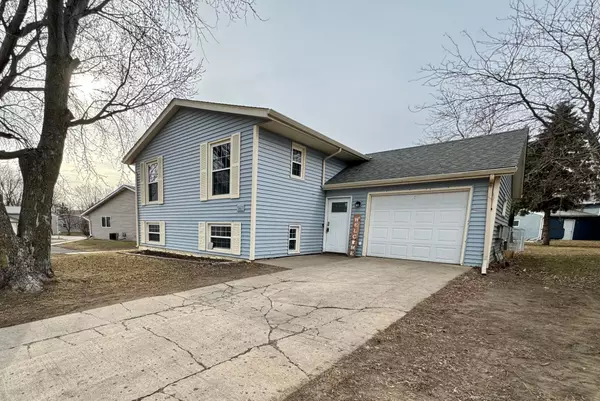 547 River Bluff DR,  Windom,  MN 56101