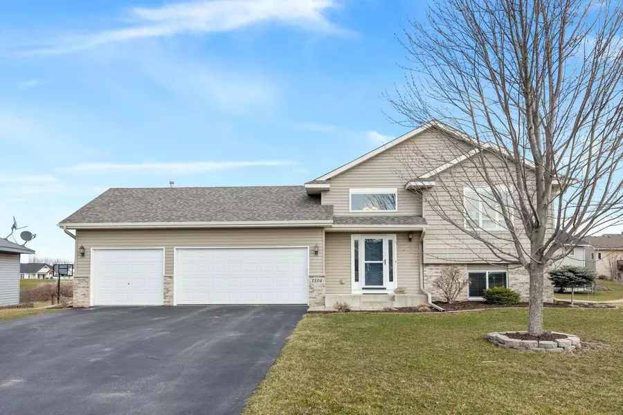 1104 Prairie Ridge LN, Lester Prairie, MN 55354