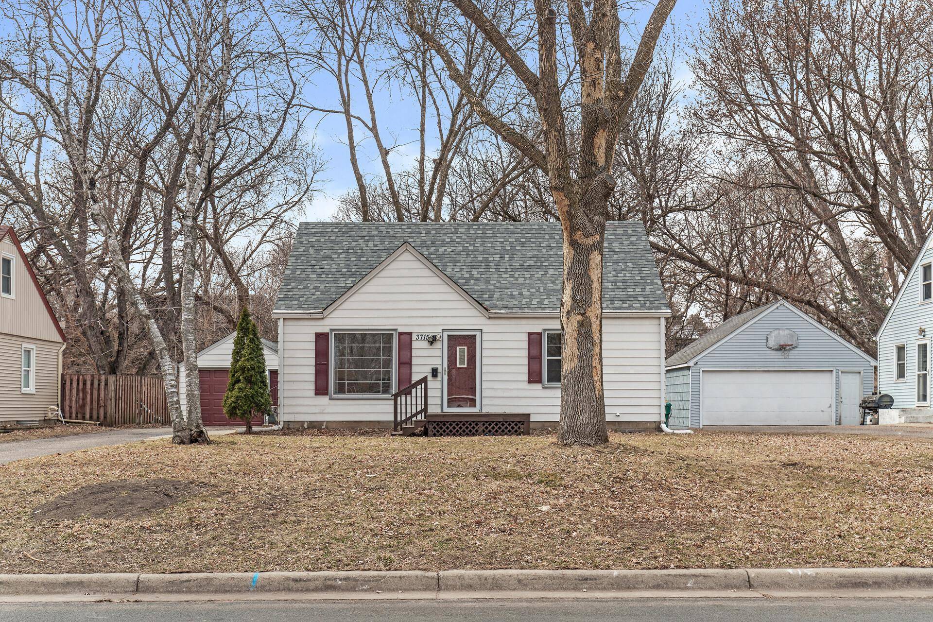 3715 Yates AVE N,  Crystal,  MN 55422