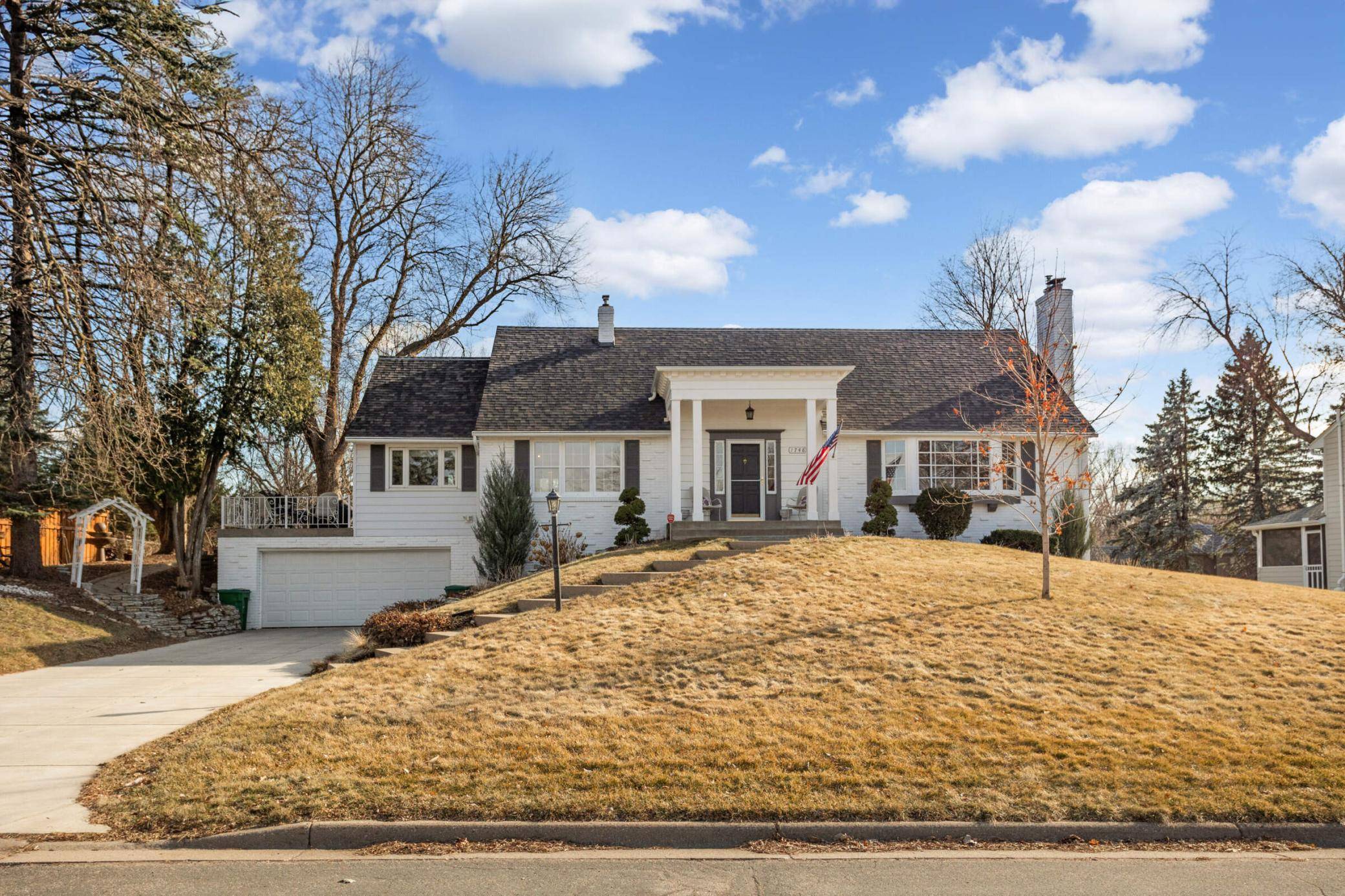 1748 James RD, Mendota Heights, MN 55118