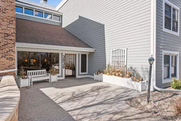 Minnetonka, MN 55305,3030 Saint Albans Mill RD #115