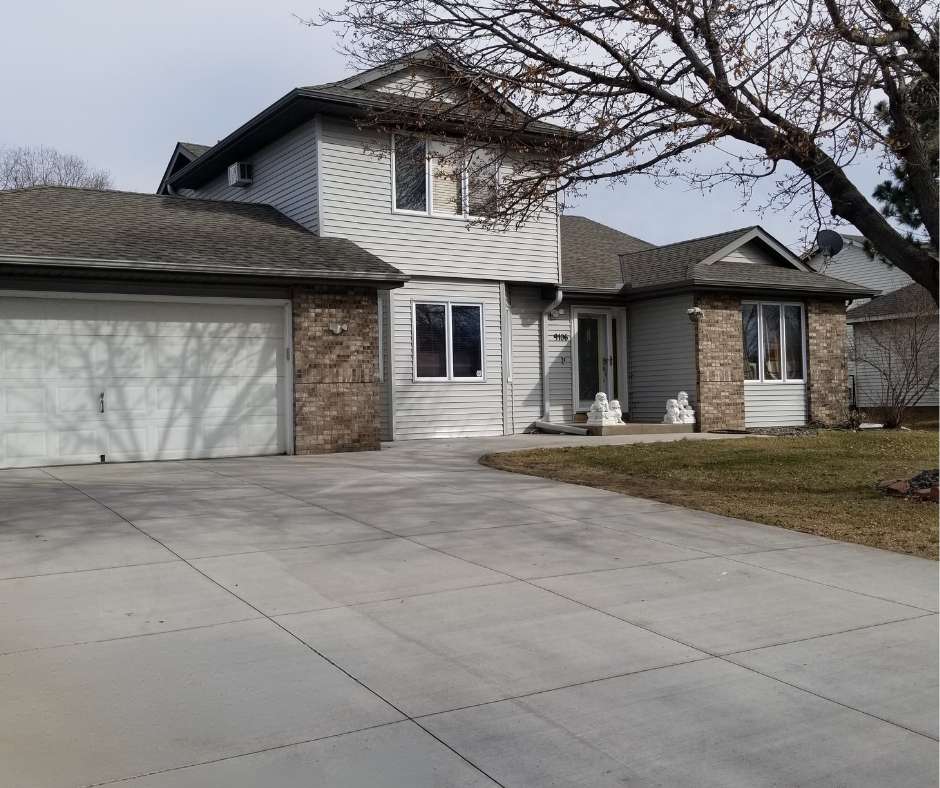 9106 Woodhall XING N, Brooklyn Park, MN 55443