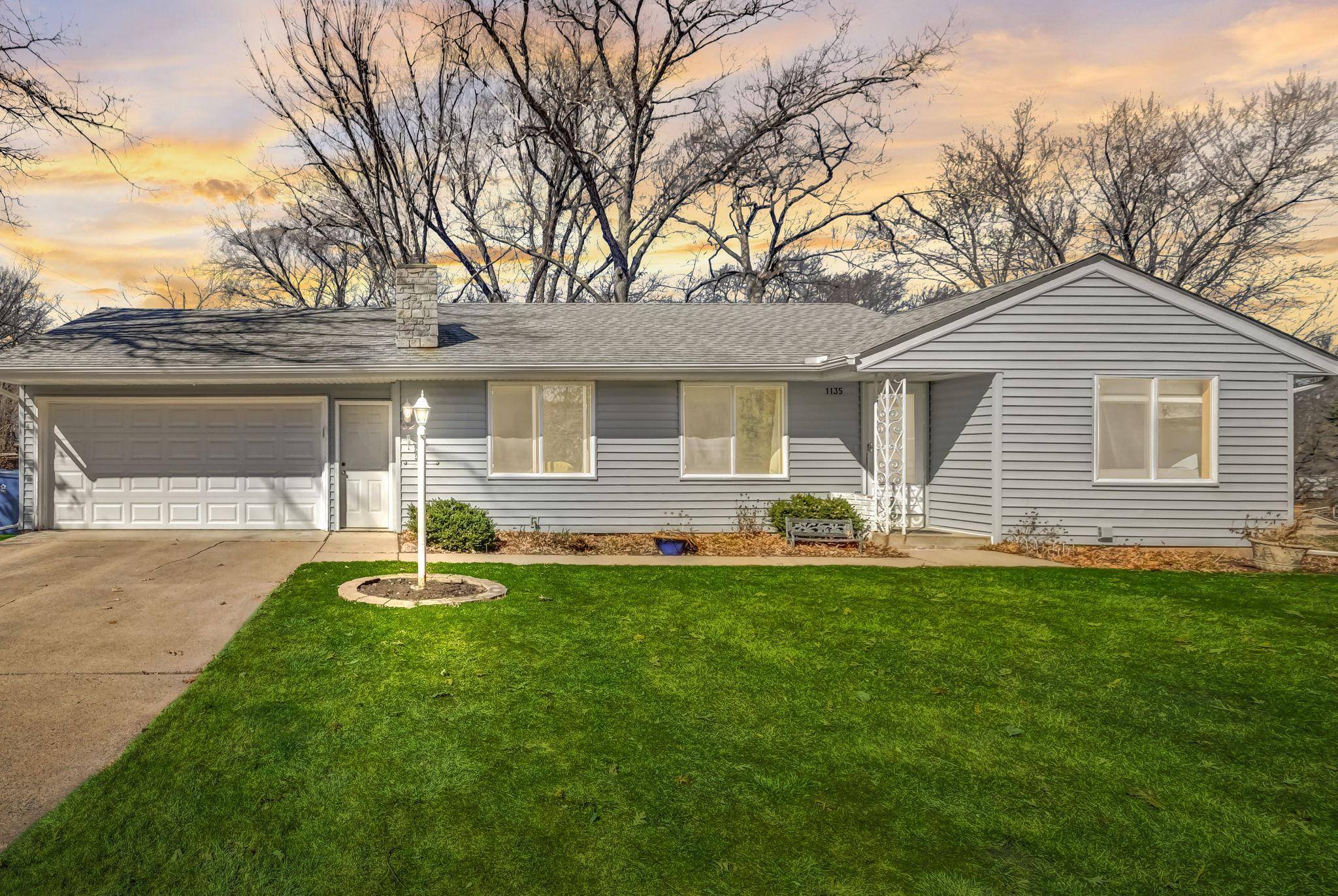1135 Pineview LN N, Plymouth, MN 55441