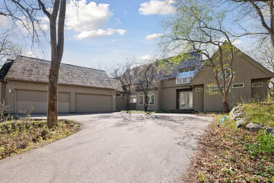 5592 Bristol LN, Minnetonka, MN 55343