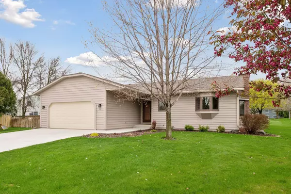 32 Dana CIR, Waconia, MN 55387