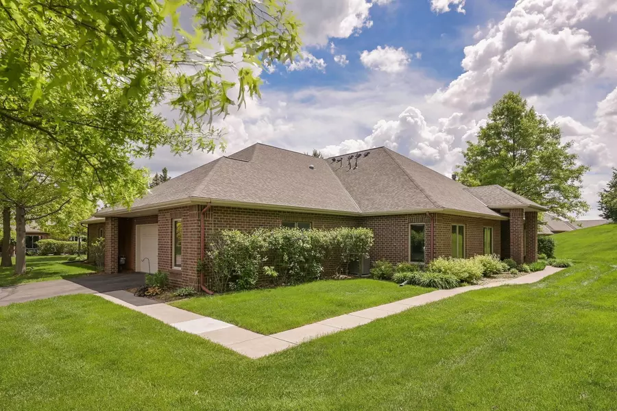 137 Deerwood CT, Hudson, WI 54016