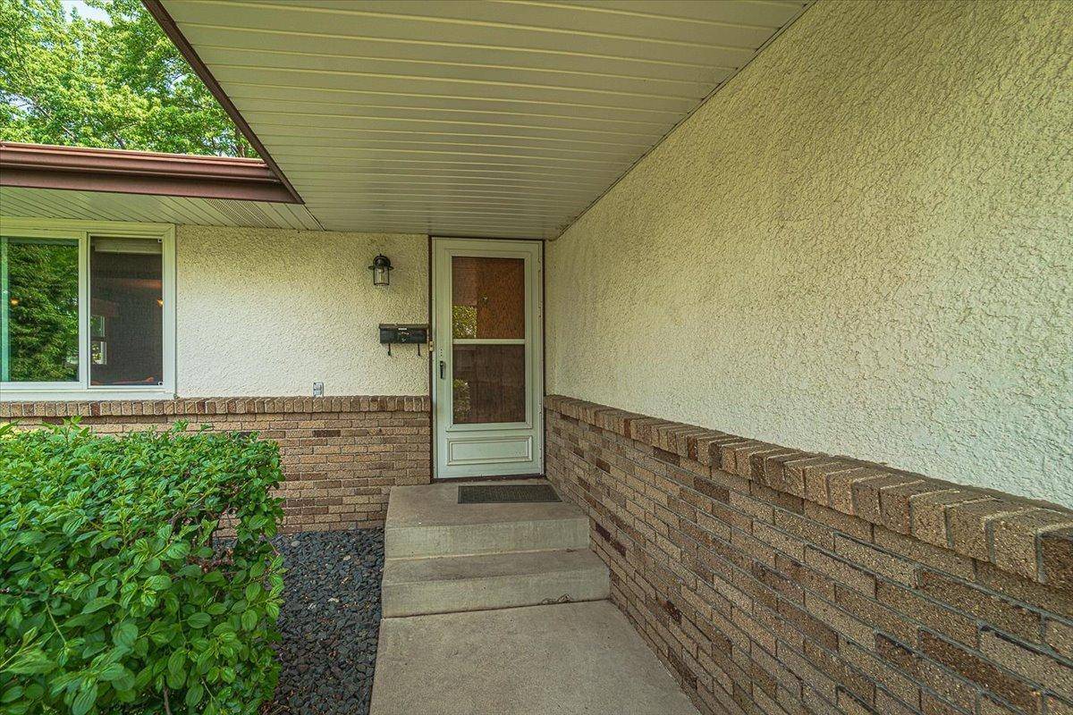 Saint Paul, MN 55119,2203 Falcon AVE