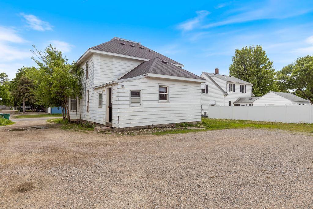 Marshall, MN 56258,703 E College DR