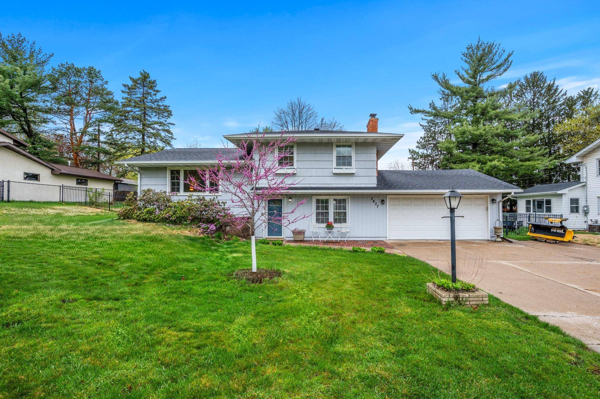 2437 Western AVE N, Roseville, MN 55113