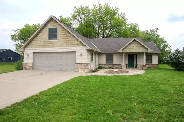 1410 Cedar LN, Litchfield, MN 55355
