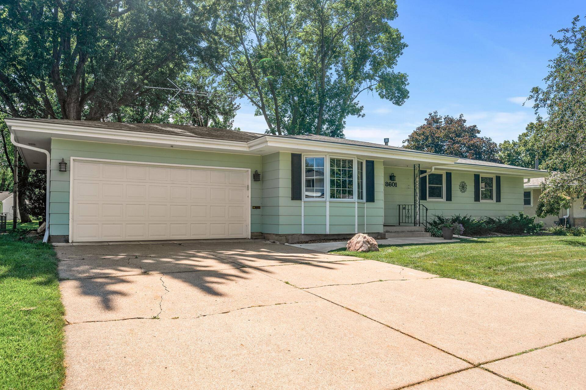 8601 40th AVE N, New Hope, MN 55427