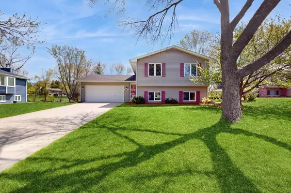6911 Redwing LN, Chanhassen, MN 55317