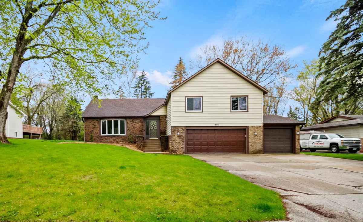 Owatonna, MN 55060,901 Oakwood LN