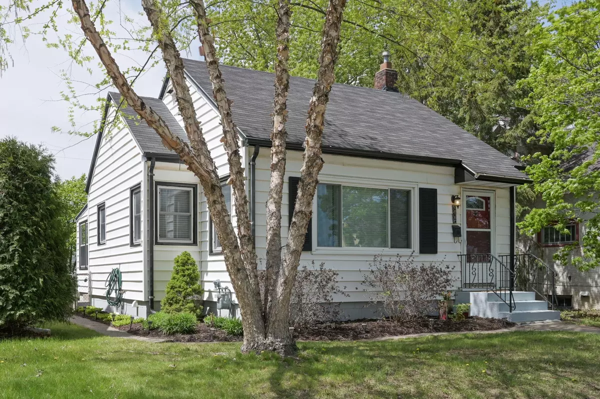 South Saint Paul, MN 55075,836 5th AVE S