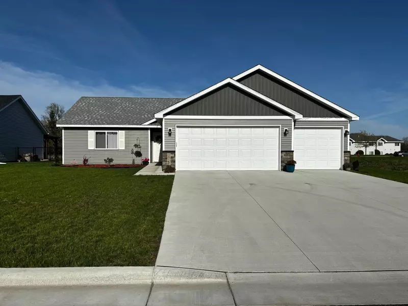 2015 Pratt CIR, Saint Peter, MN 56082