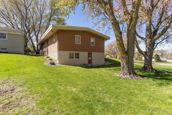 Fergus Falls, MN 56537,207 E Douglas AVE