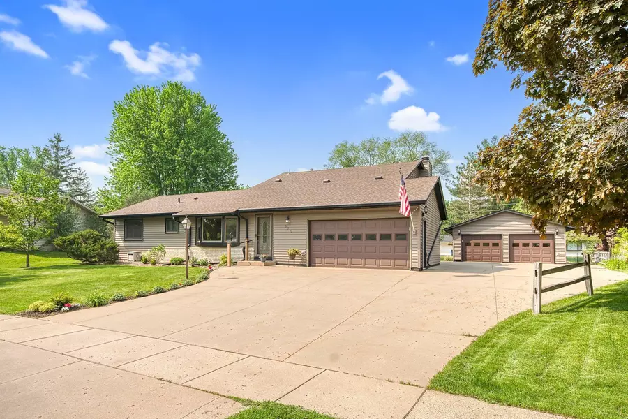 976 Cortland DR S, Apple Valley, MN 55124