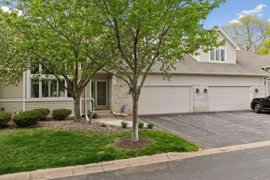 8306 Norman Creek TRL, Bloomington, MN 55437