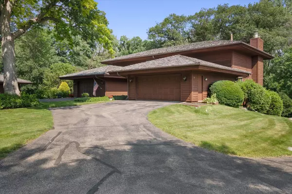 Minnetonka, MN 55305,2400 Robin Oak RDG