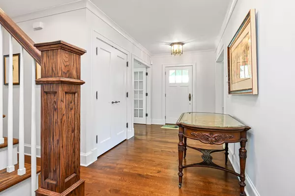 Wayzata, MN 55391,153 Lakeview LN