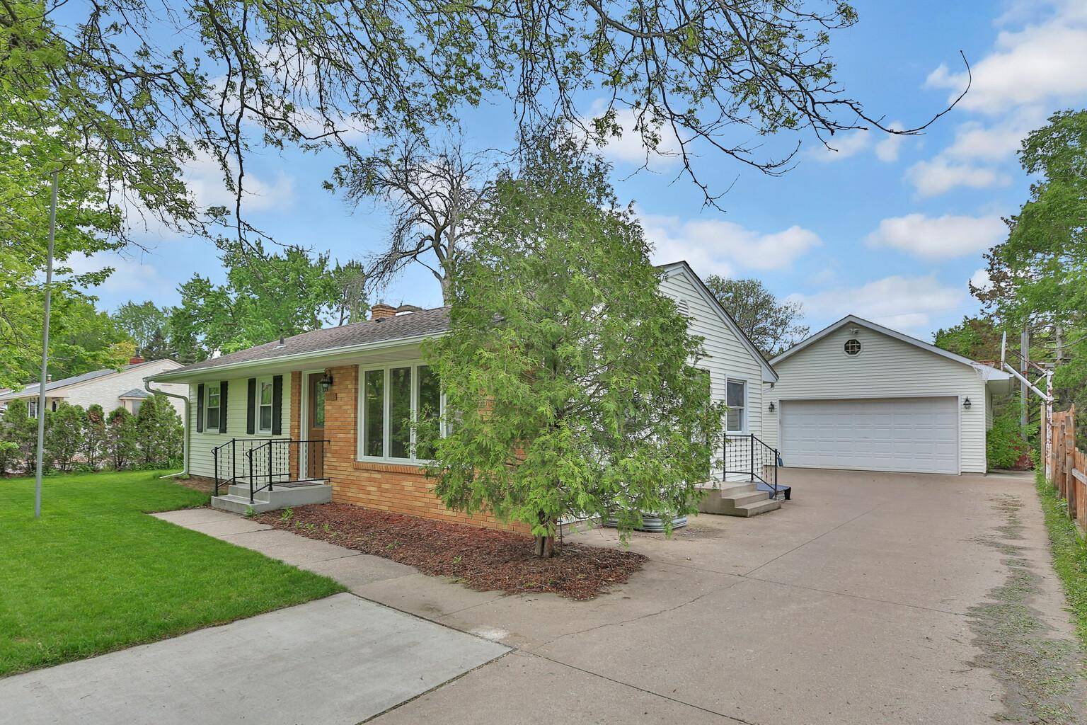 White Bear Lake, MN 55110,3689 Saint Regis DR