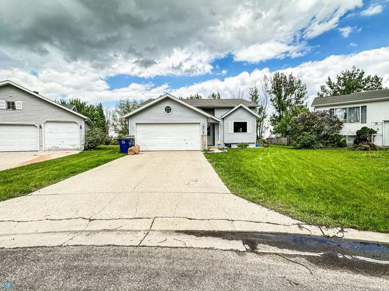 3748 Village Green CIR, Moorhead, MN 56560