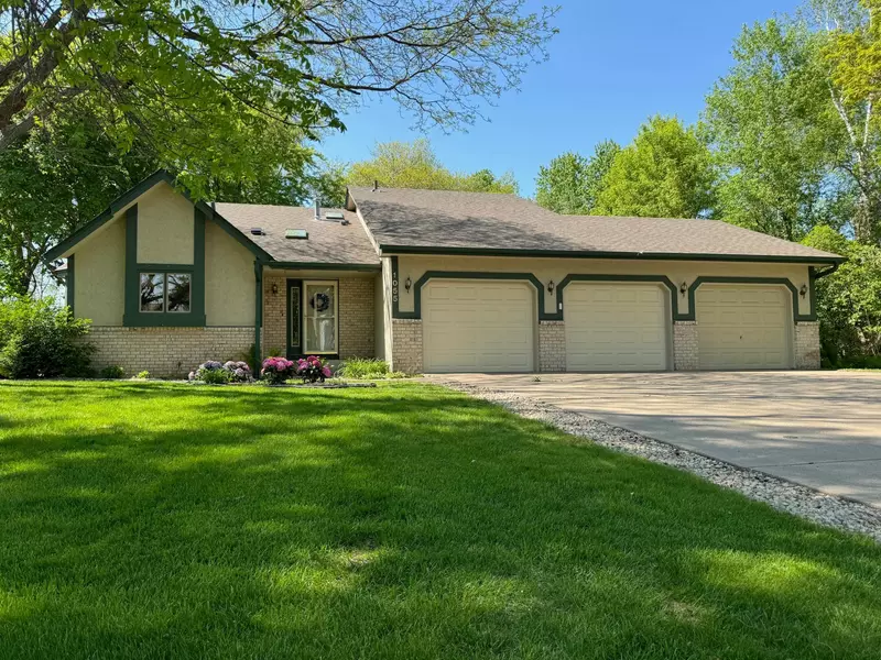 1055 Lawnview AVE, Shoreview, MN 55126