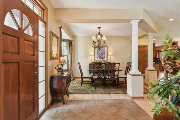 Chanhassen, MN 55317,7576 Walnut Curve