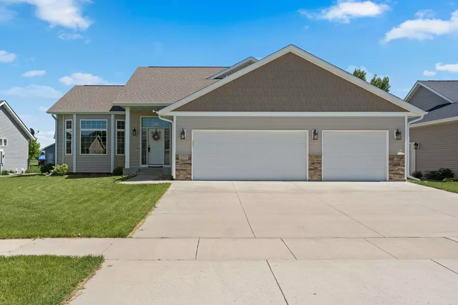 225 Muriefield DR, Mankato, MN 56001