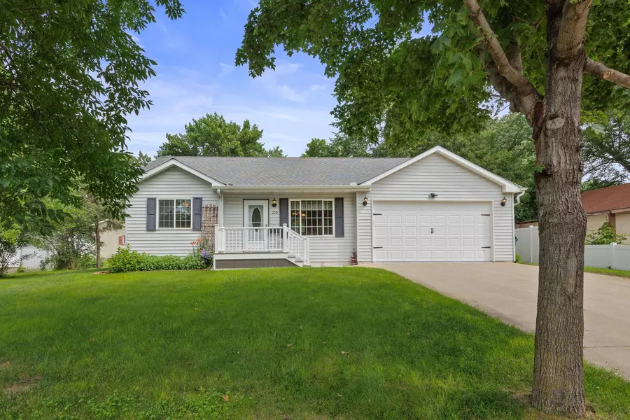 220 W Mcquat ST, Litchfield, MN 55355