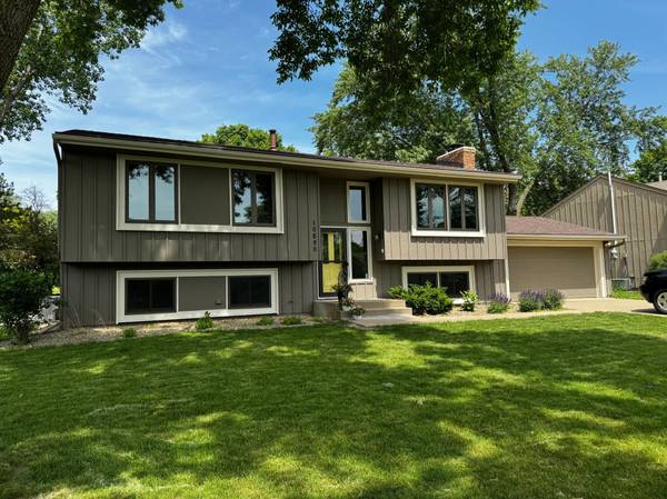 10890 Northmark DR, Eden Prairie, MN 55344