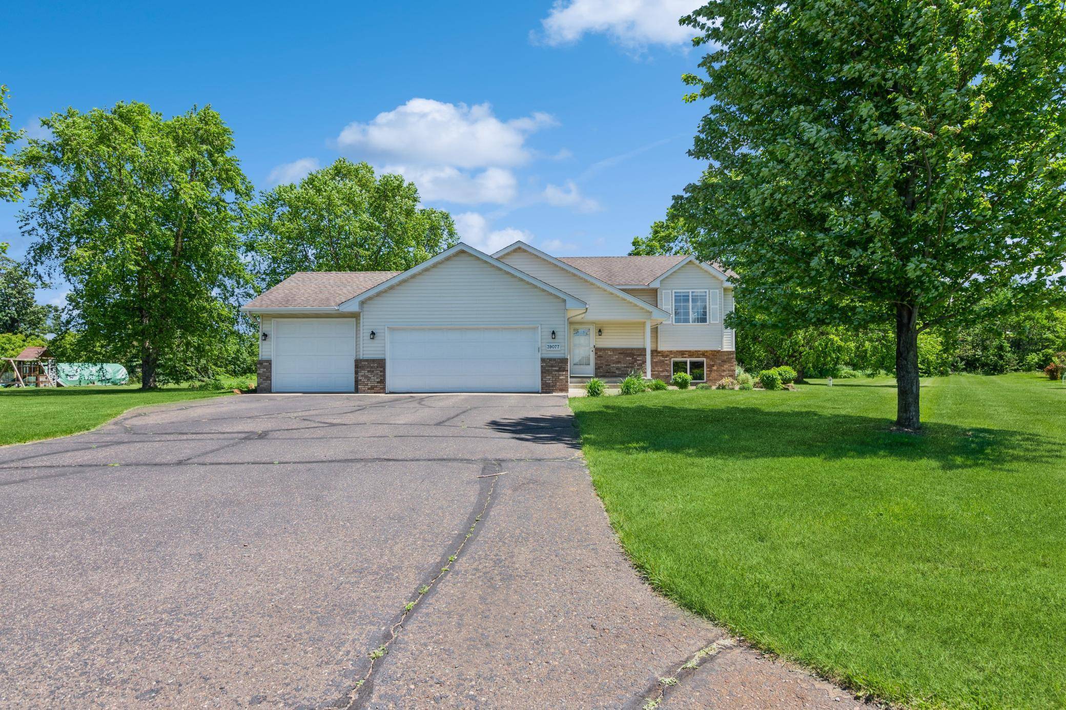 39077 Edgewater CT, North Branch, MN 55056
