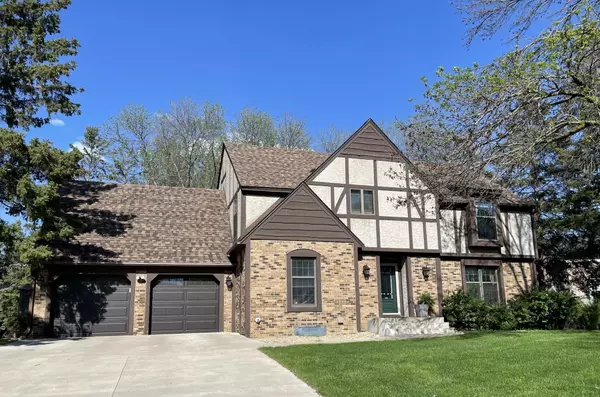 Arden Hills, MN 55112,1515 Colleen AVE