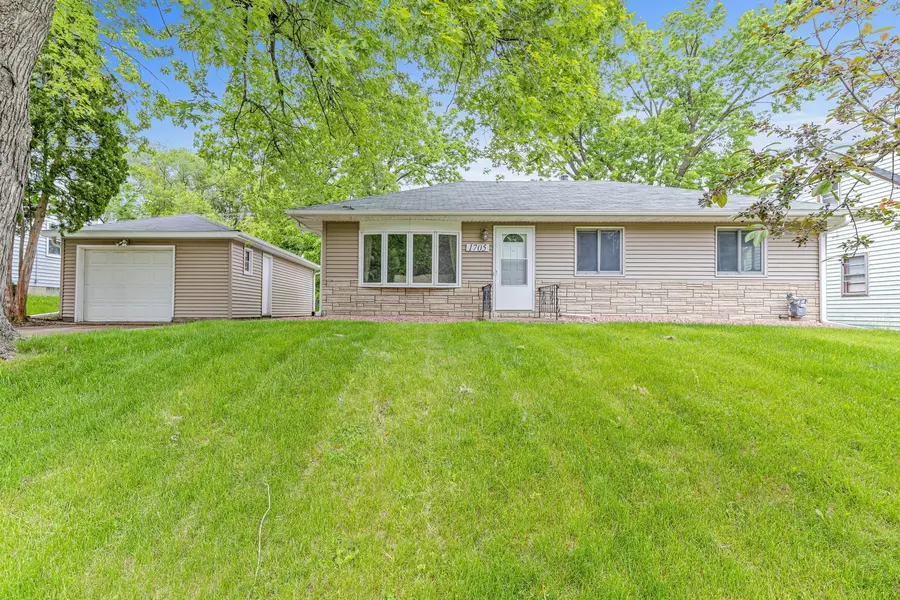 1705 Rose PL, Roseville, MN 55113