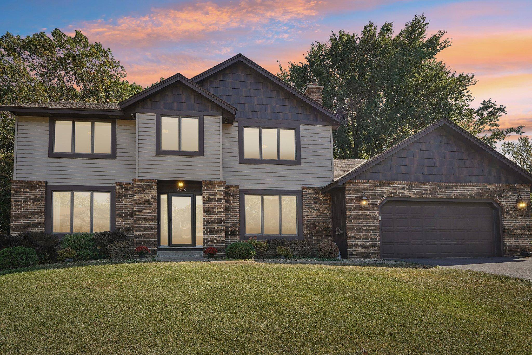 8719 Highwood WAY, Apple Valley, MN 55124
